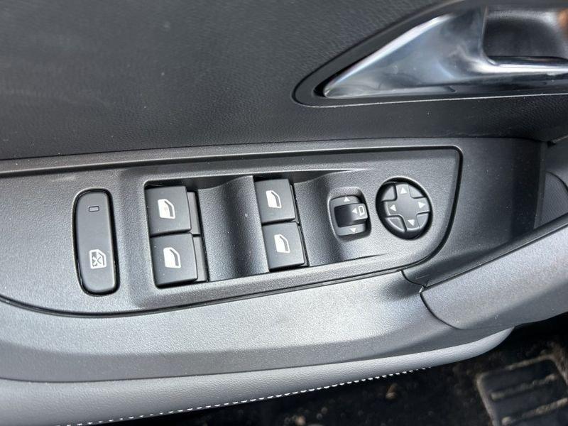 Peugeot 2008 PureTech 100 Allure BIANCO PERLATO / NAVI+CAMERE