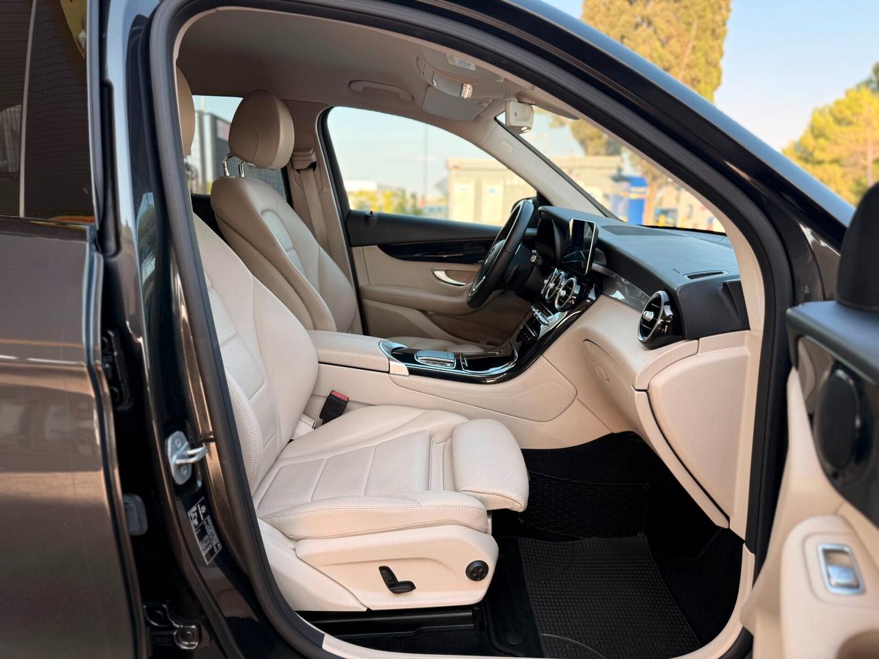 Mercedes-benz GLC 300 d 4Matic Sport TOTAL BLACK