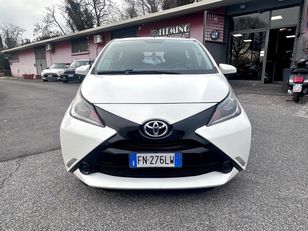 Toyota Aygo 1.0 VVT-i 69 CV 5 porte x-play TSS MMT MEDIA TOUCH SCREEN GARANZIA PERMUTE E RATE