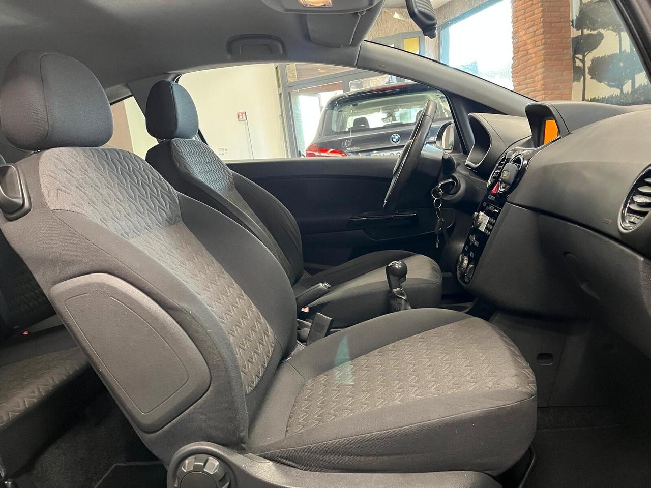 Opel Corsa 1.2 3 porte b-color