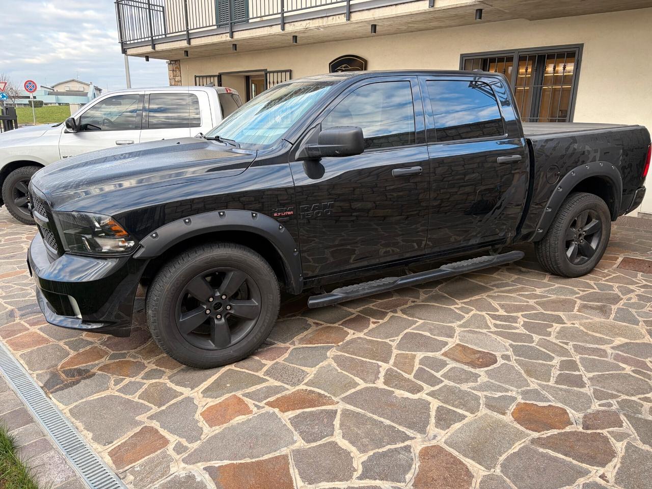 Dodge RAM 1500 HEMI 5.7 V8