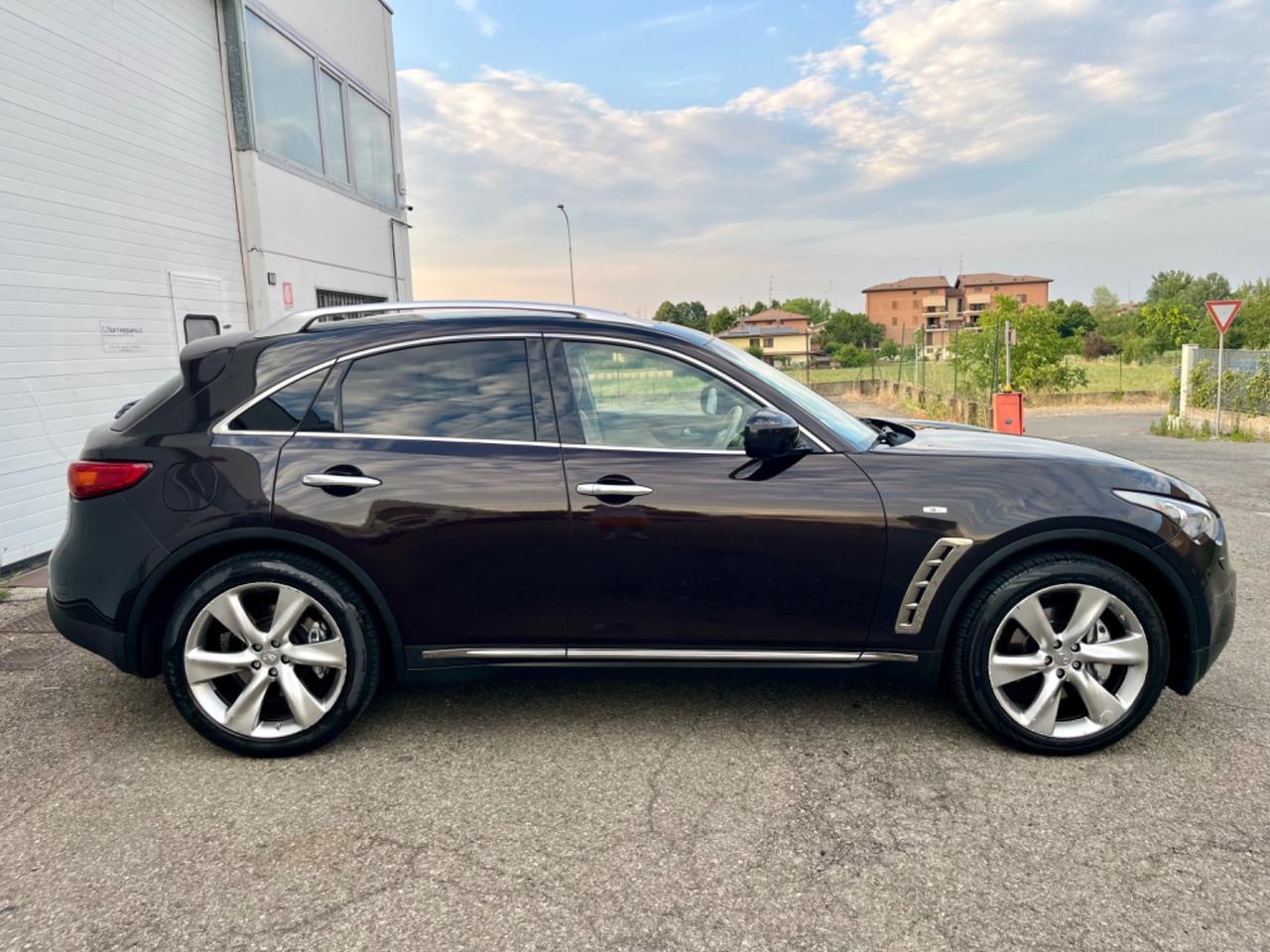 Infiniti FX FX30d S Premium 3.0d 2011 142.000km perfetta