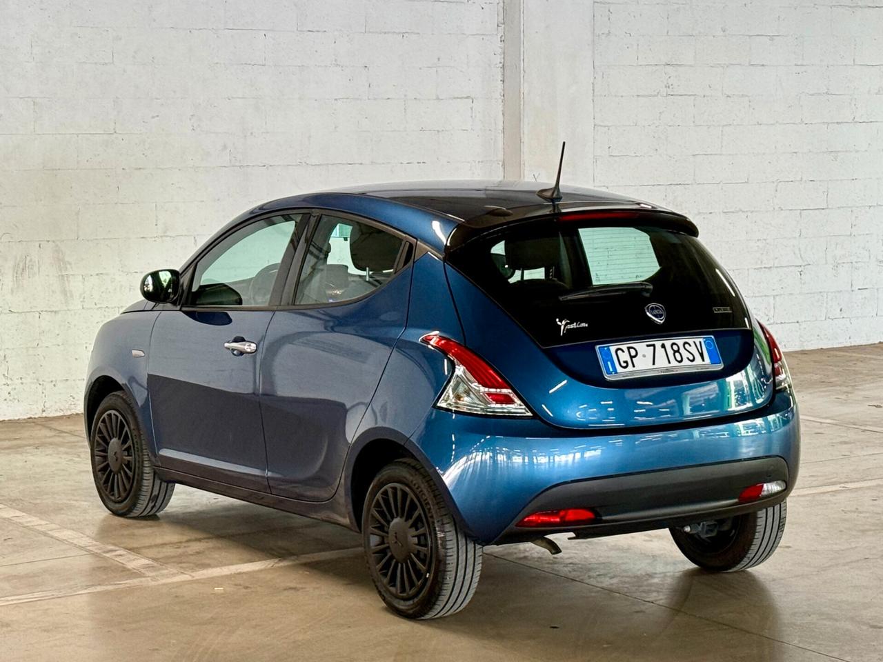 Lancia Ypsilon 1.0 FireFly 5 porte S&S Hybrid Silver