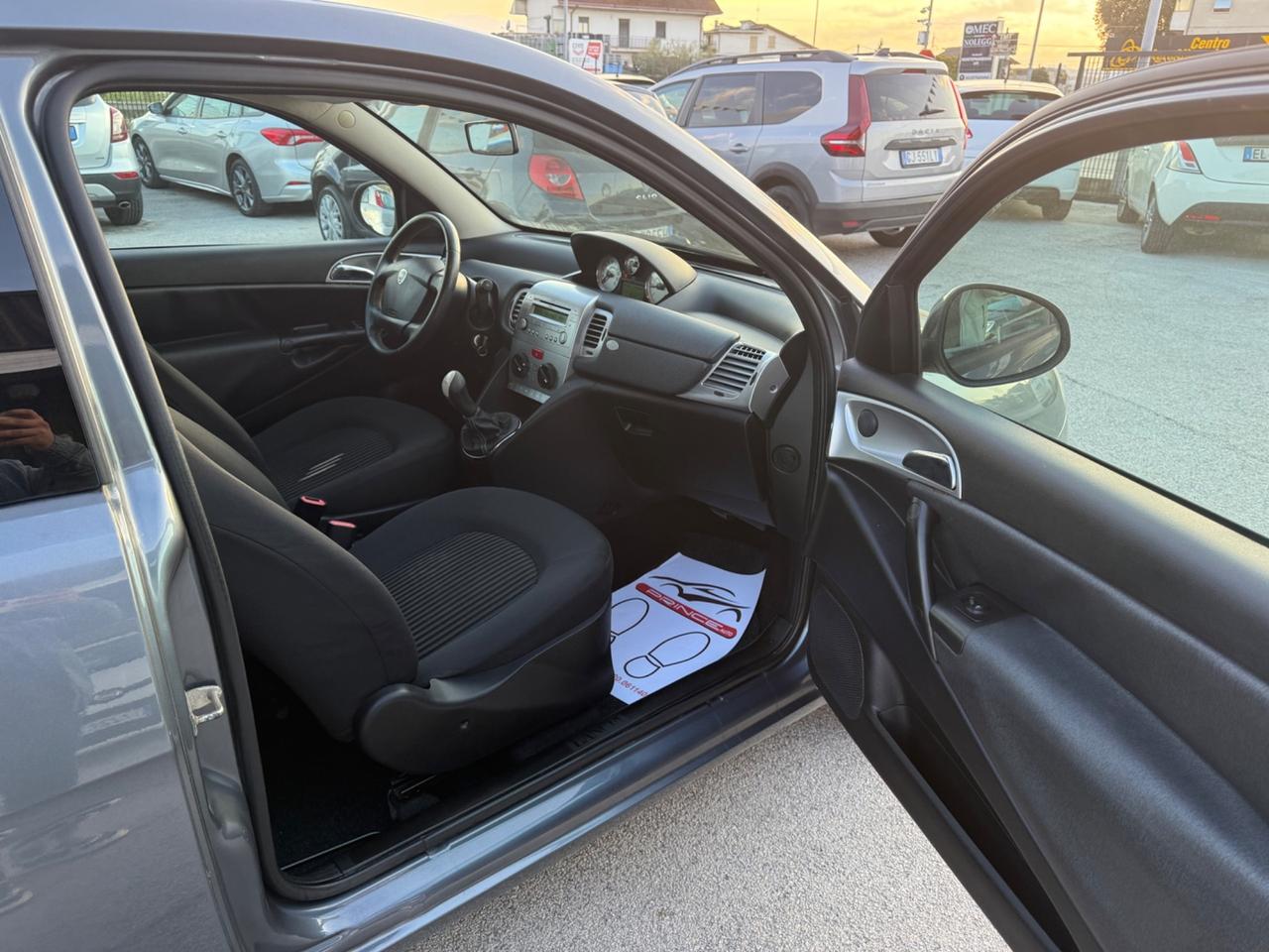 Lancia Ypsilon 1.3 MJT 75 CV Versus