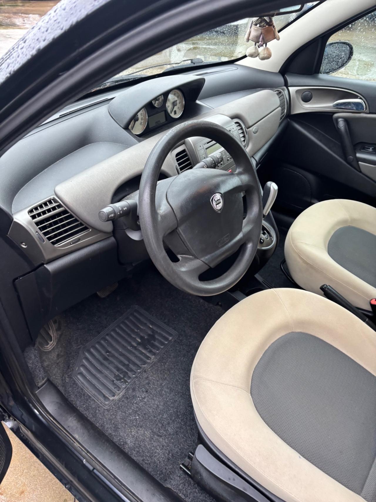Lancia Ypsilon 1.2 16V Platino cambio automatico