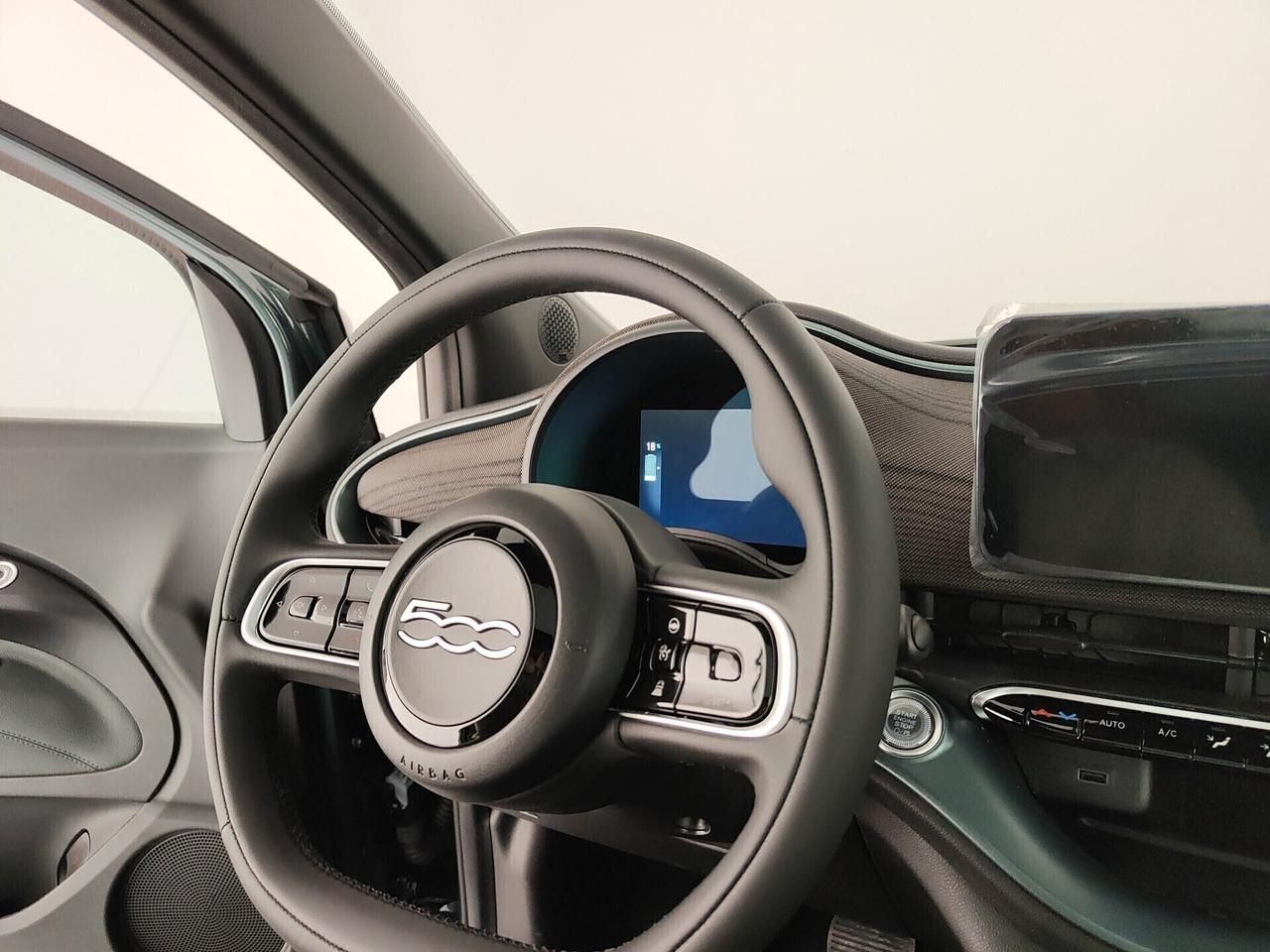 Fiat 500e Berlina 42 kWh Giorgio Armani