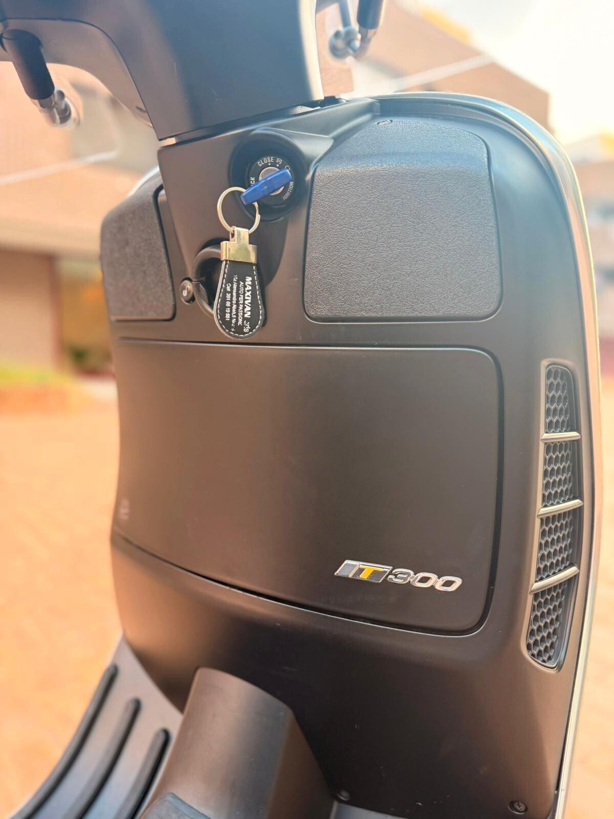 Piaggio Vespa 300 GTS hpe SUPER SPORT pari a nuovo