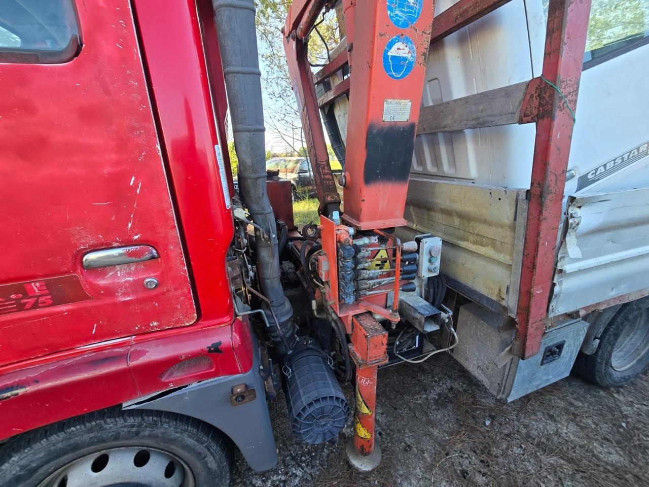 Nissan Cabstar con gru