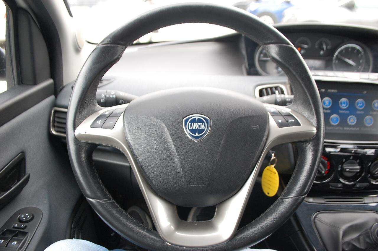 Lancia Ypsilon 1.0 firefly hybrid Gold Plus S&S Uff Italy USB