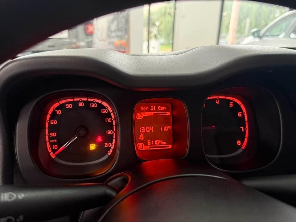 Fiat Panda 1.0 FireFly S&S Hybrid City Life con comandi al volante