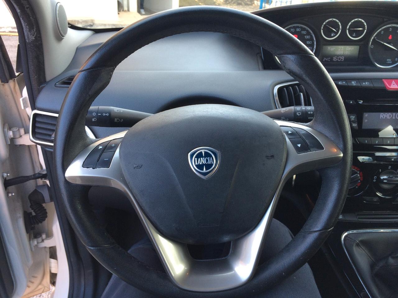 Lancia Ypsilon 1.2 69 CV 5 porte GPL Gold tagliandata distribuzione eseguita a km 138000 garanzia !
