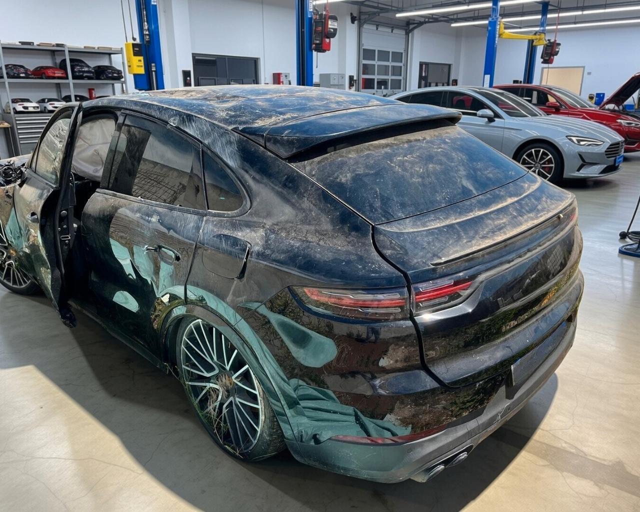 Porsche Cayenne COUPE 3.0 V6 E-Hybrid Platinum Edition INCIDENTATA