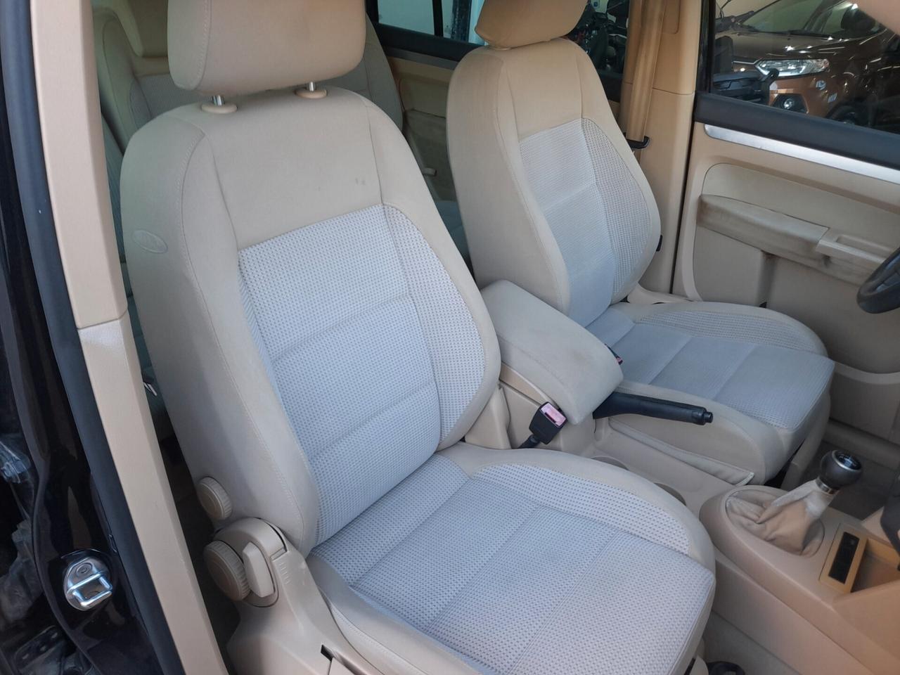 Volkswagen Touran 1.6 FSI Highline