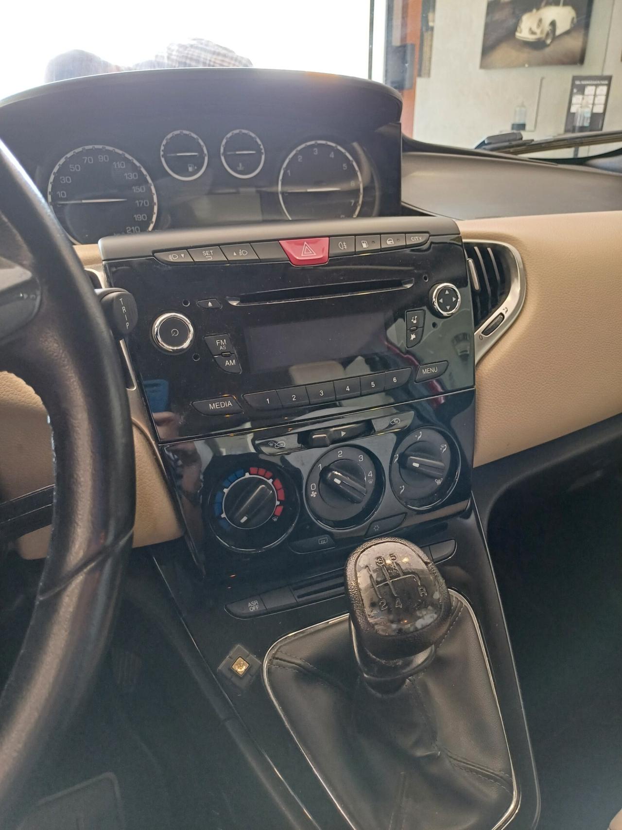 Lancia Ypsilon 0.9 TwinAir 85 CV 5 porte S&S Silver