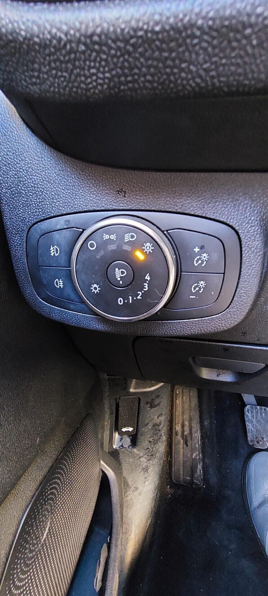 FIESTA 1,1 BENZINA NEW MODEL 86 CV X NEOPATENTATI NAVIGATORE TELEFONO LEGA STRAFULL