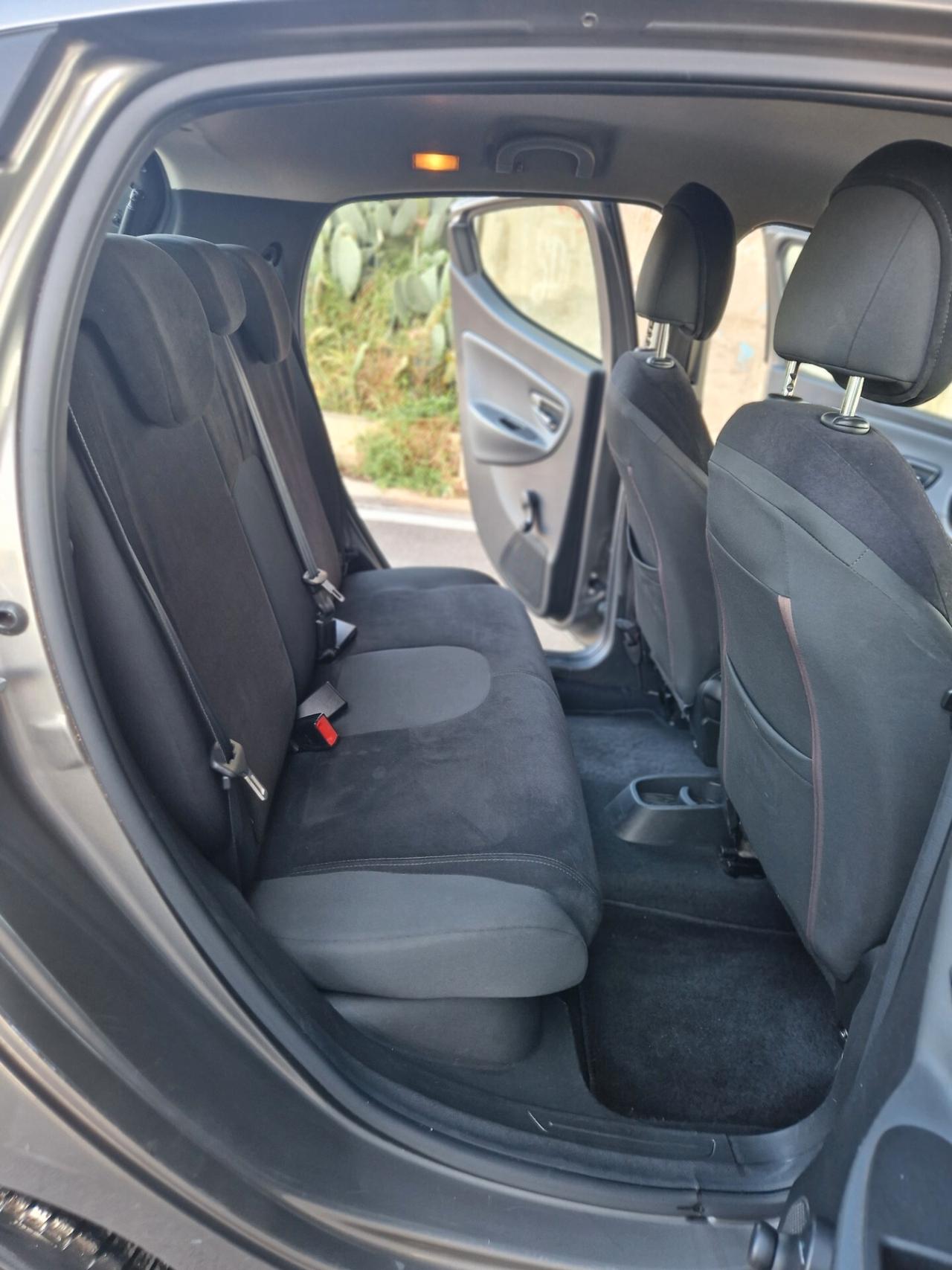Lancia Ypsilon 1.2 69 CV Unyca