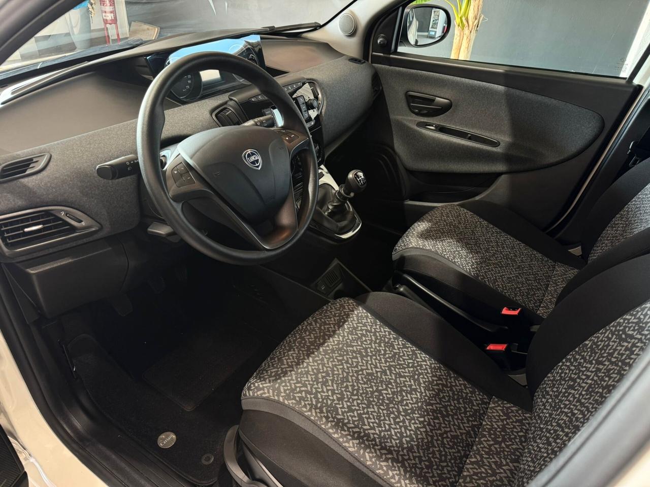 Lancia Ypsilon 1.0 Hybrid 70cv Ecochic Silver