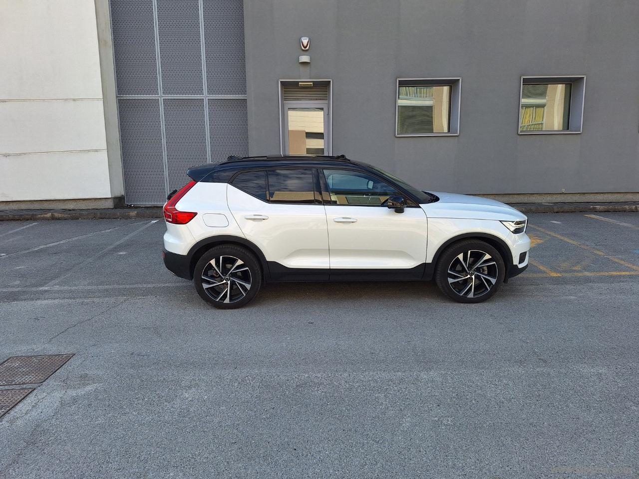 VOLVO XC40 D4 AWD R-design TETTO TAGLIANDI VOLVO UFF 360