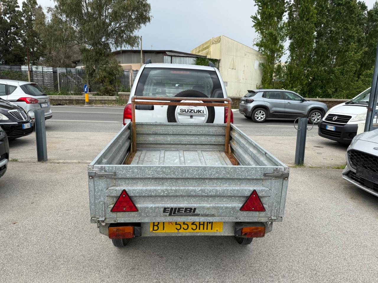 Suzuki Grand Vitara con carrello autocarro GPL