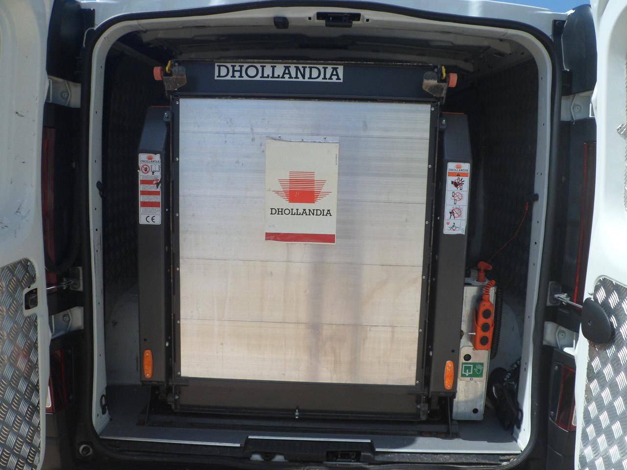 Renault Trafic furgone con pedana