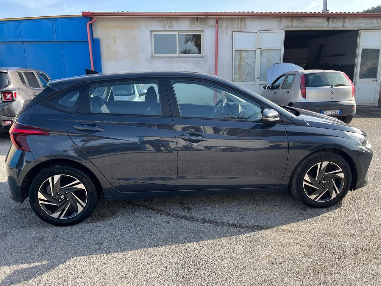 Hyundai i20-1.2 benz-full-2023