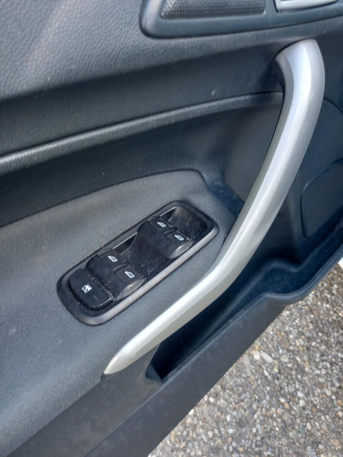 Ford Fiesta 1.4 TDCi 70CV 5 porte Titanium