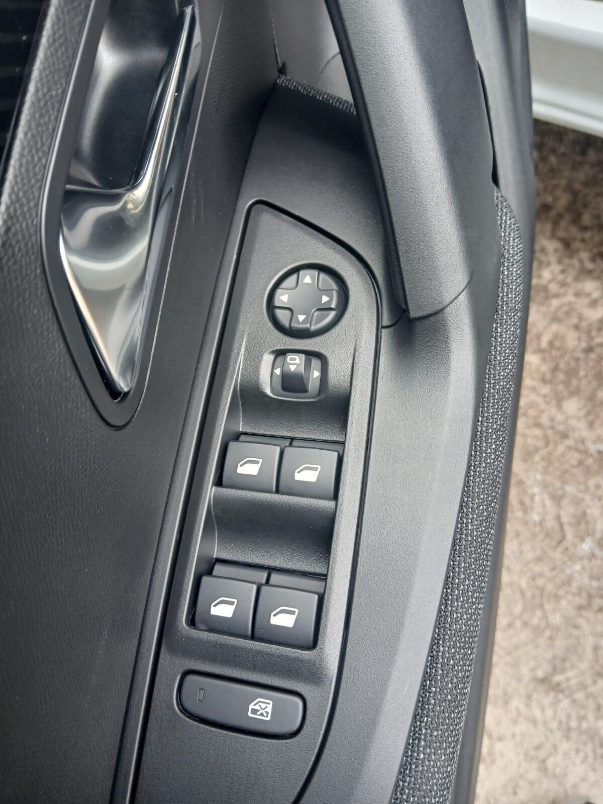 Peugeot 2008 Hybrid 145 e-DCS6 Style