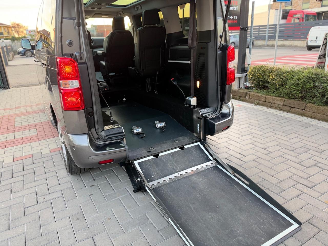 Peugeot Traveller BlueHDi 180 CV EAT8 DISABILI