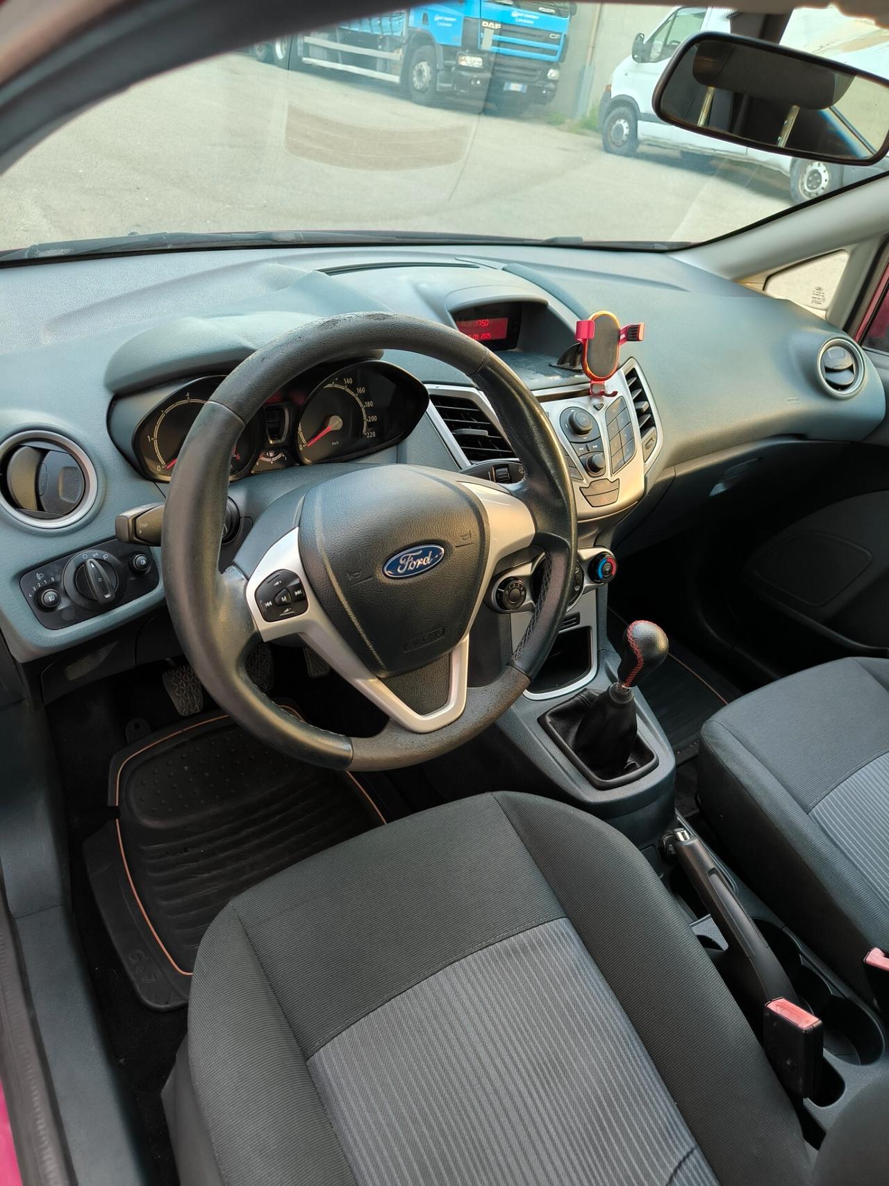 Ford Fiesta 1.4 TDCi 5p. Ghia neopatentati
