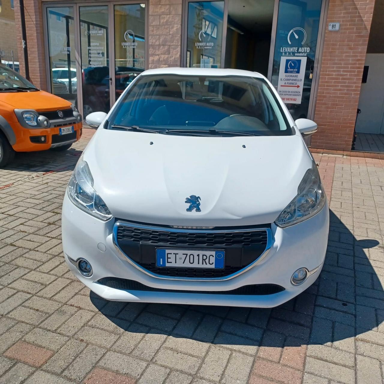 SEMBRA NUOVA PEUGEOT 208 1.4 GPL DI FABBRICA