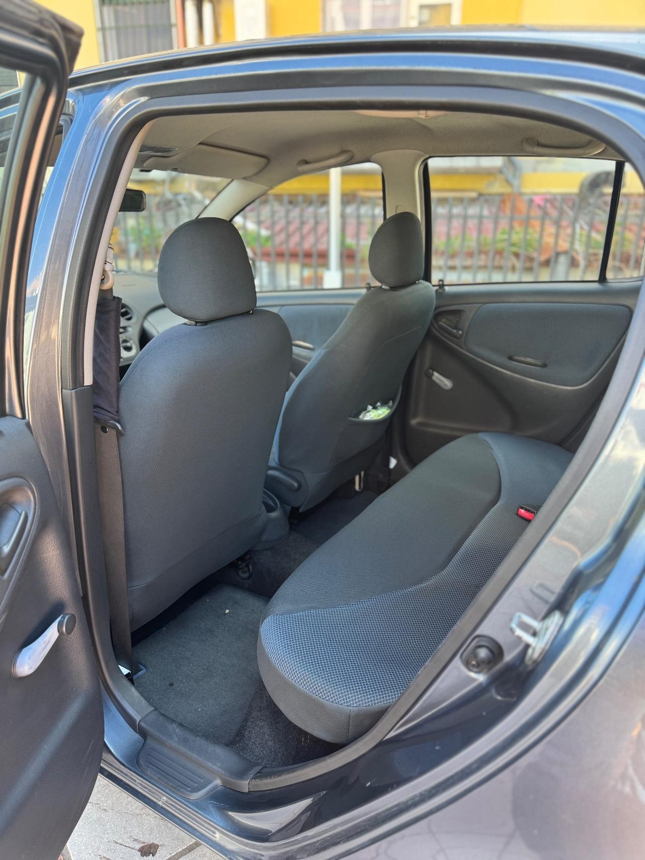 Toyota Yaris 1.0i 16V cat 5 porte Sol