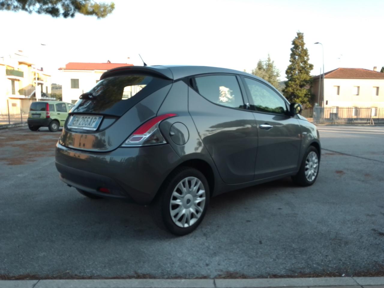 Lancia Ypsilon 1.2 69 CV 5 porte S&S Silver