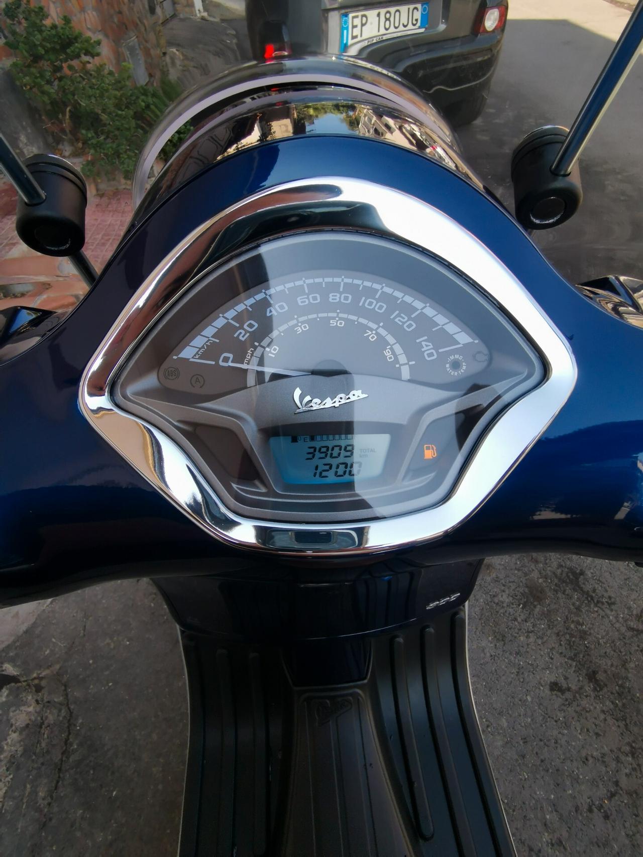 Vespa 300 gts Hpe solo 3900 km Perfetta