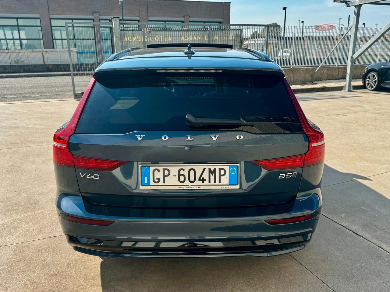 Volvo V60 2.0 B5 Ultimate Dark R Design 4x4 Mild Hybrid