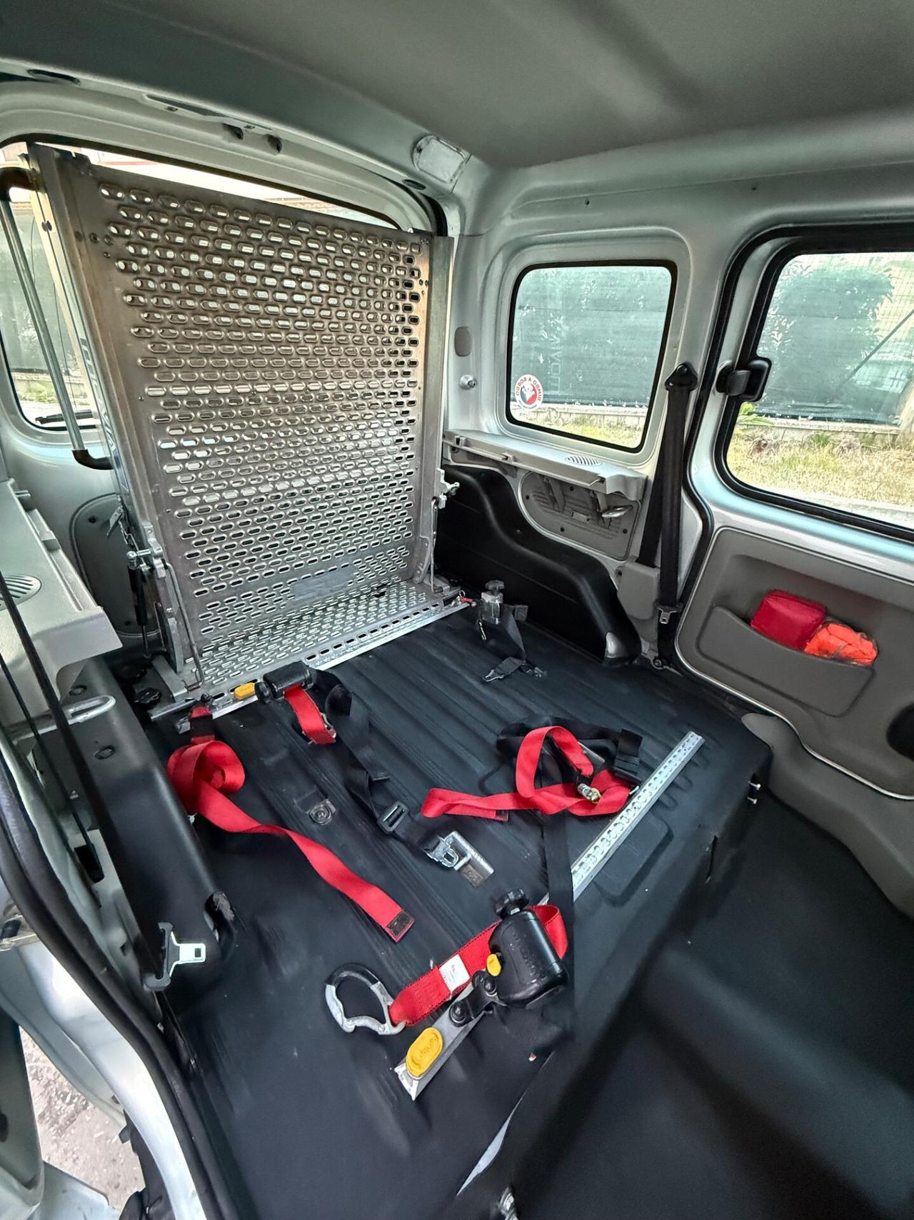 Renault Kangoo 4p. Autocarro 1.2 PEDANA DISABILE