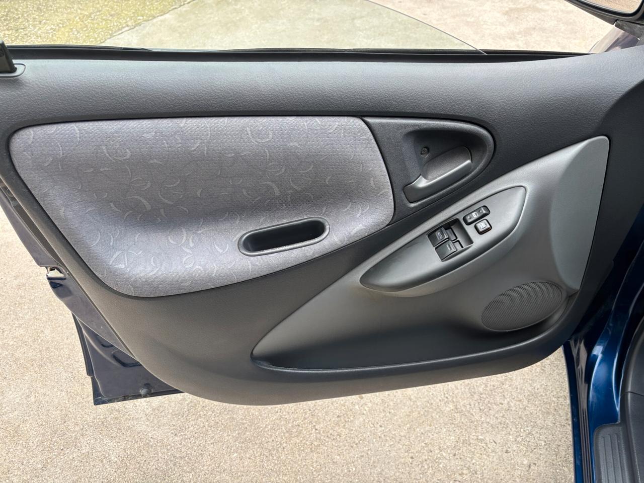 Toyota Yaris 1.0i 16V cat 5 porte Sol-2000