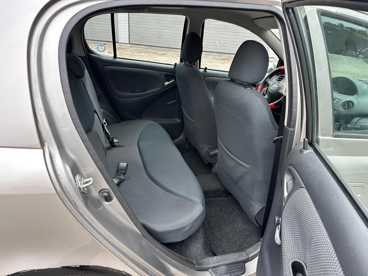 Toyota Yaris 1.0i 16V cat 5 porte Sol