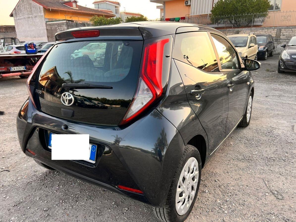 Toyota Aygo 1.0 VVT-i 72 CV 5 porte x-play MMT