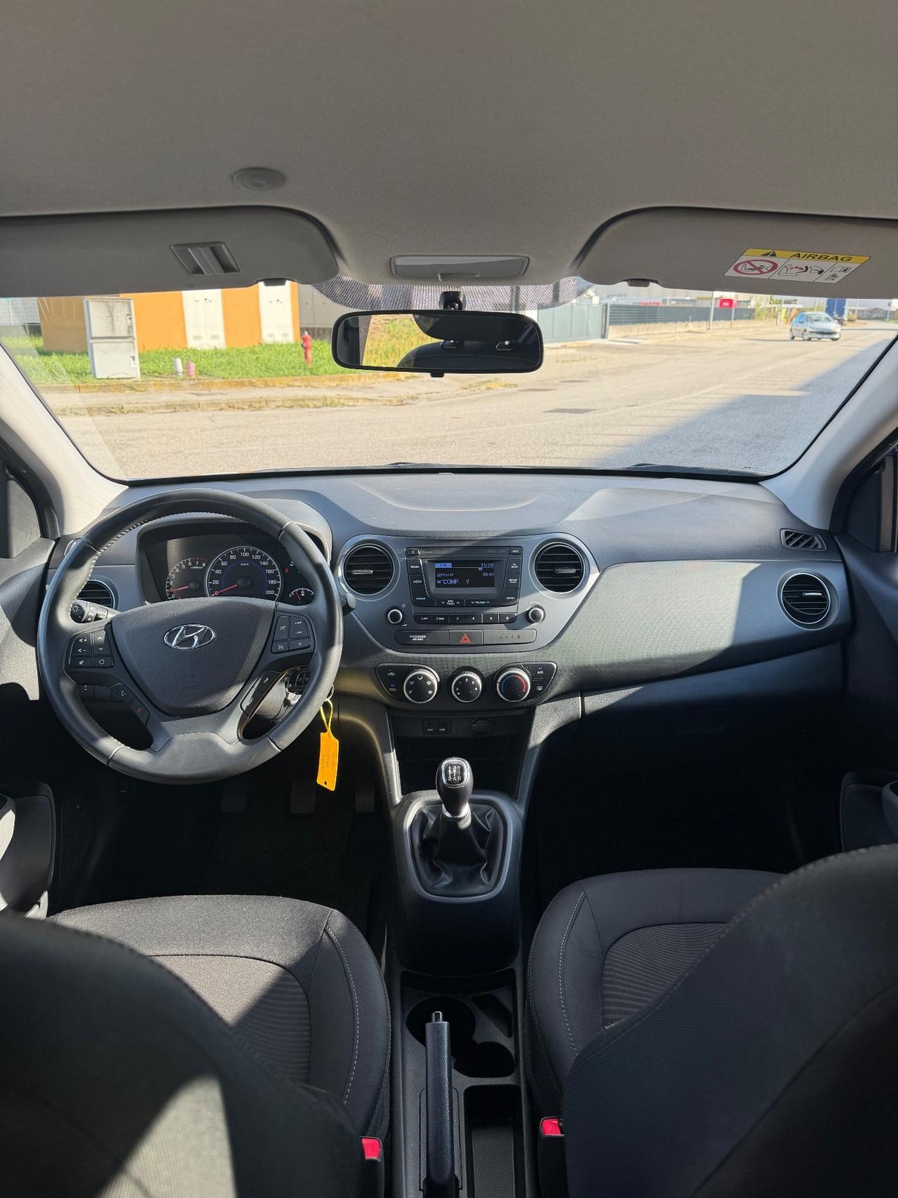 Hyundai i10 .