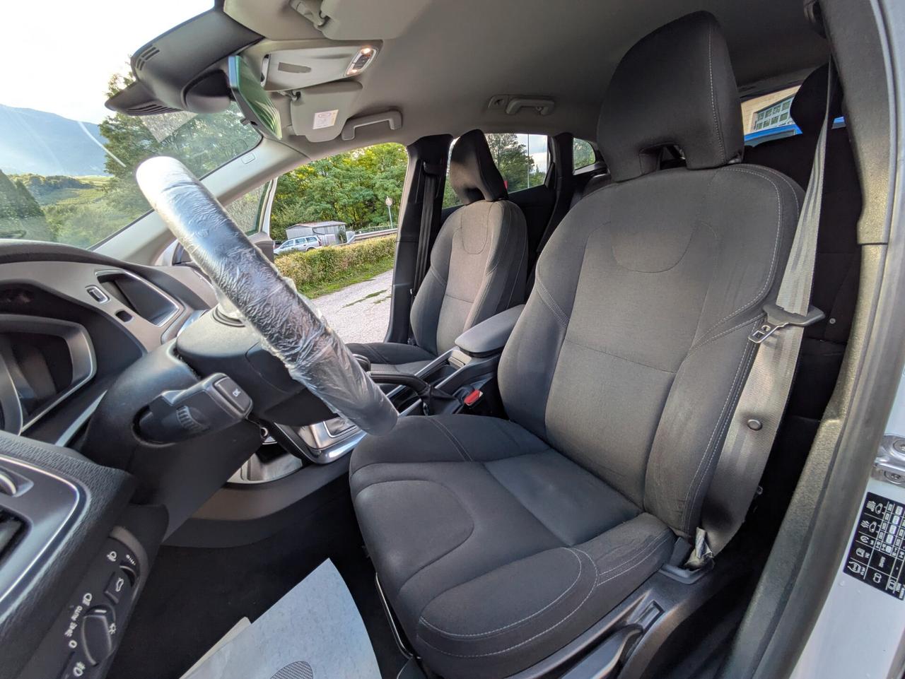 VOLVO V40 CROSS COUNTRY D2 MOMENTUM
