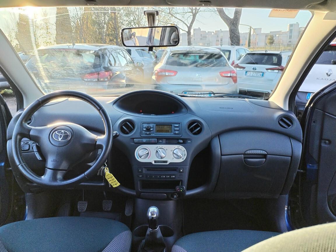 Toyota Yaris 1.0i 16V 5 p 102000km tagliandata gommata 2004