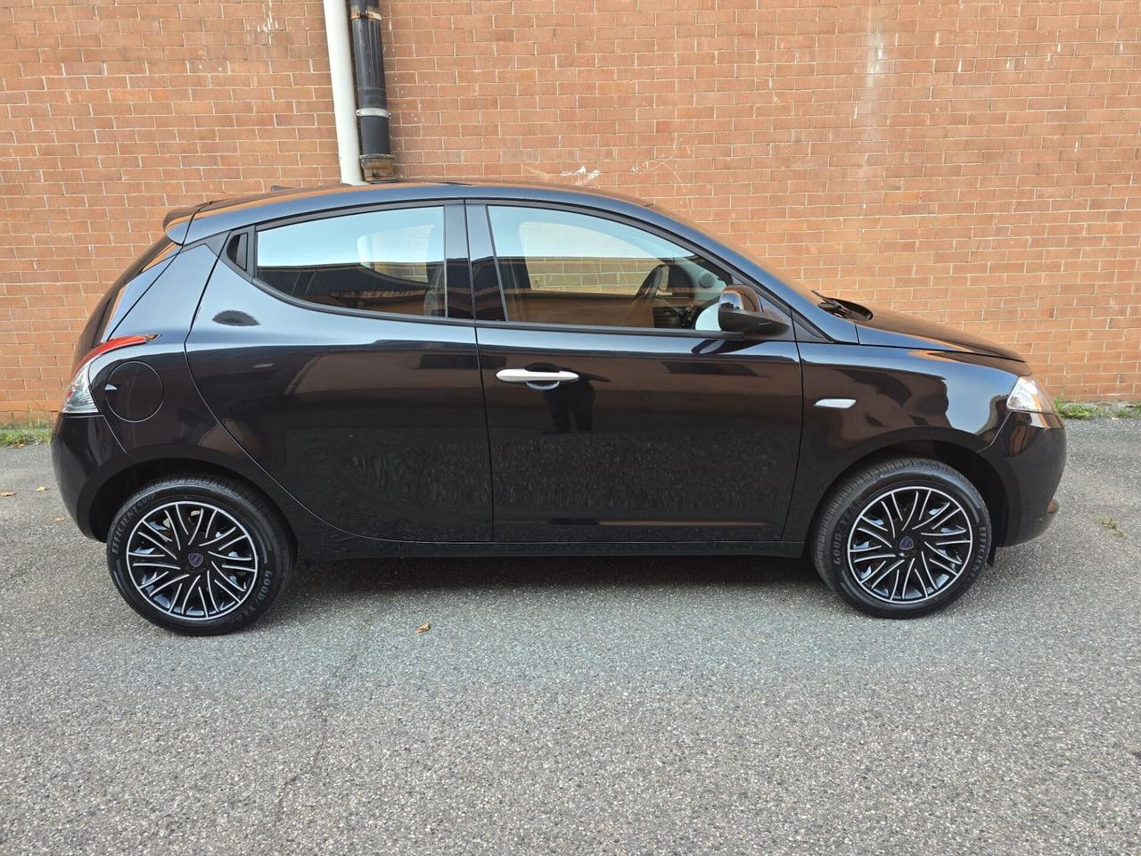 Lancia Ypsilon 1.0 FireFly 5 porte S&S Hybrid Oro