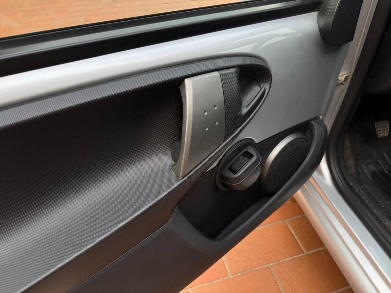 Toyota Aygo Connect da 99 euro al mese, ok neopatentati - garanzia