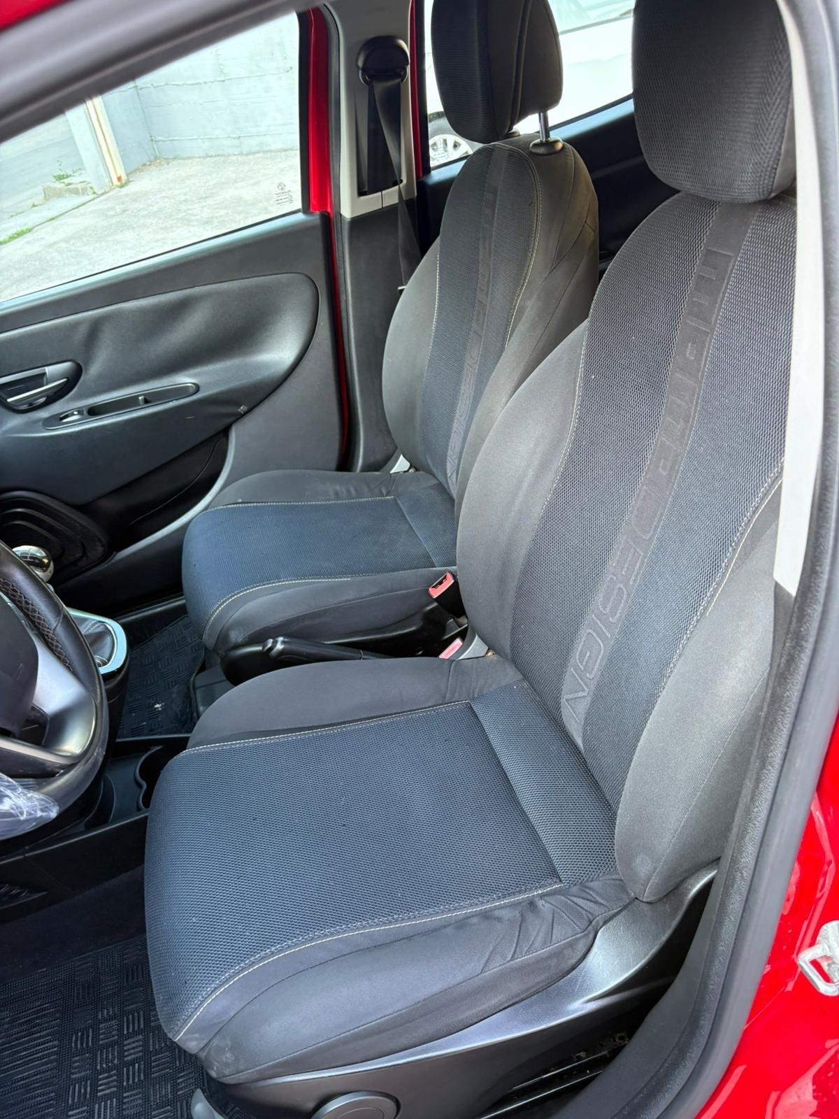 Lancia Ypsilon 1.2 69 CV 5 porte S Momodesign