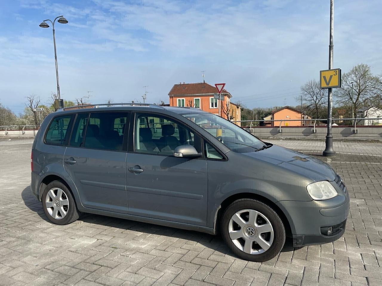 Volkswagen Touran 1.6 16V FSI Highline UNI.PRO 12 MESI GARANZIA