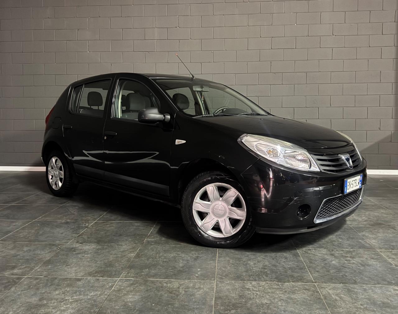 Dacia Sandero 1.2 16V Embleme Adatta a neopatentati