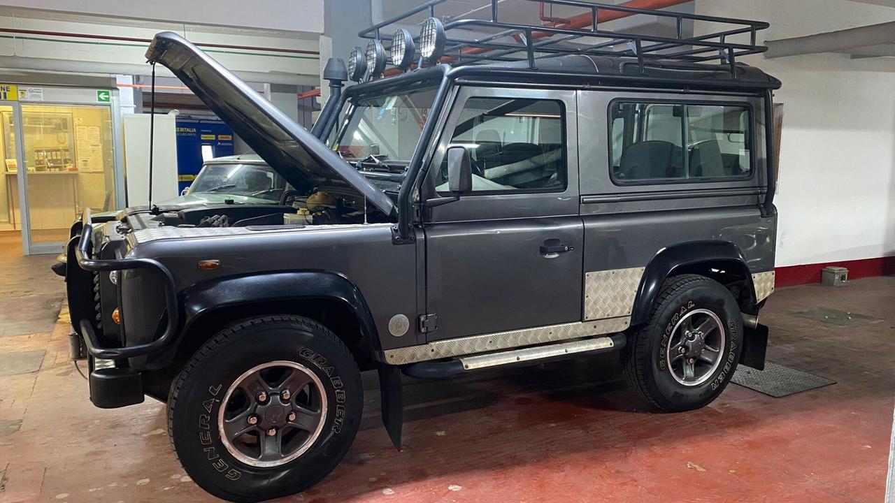 Land Rover Defender LD - Tomb Raider