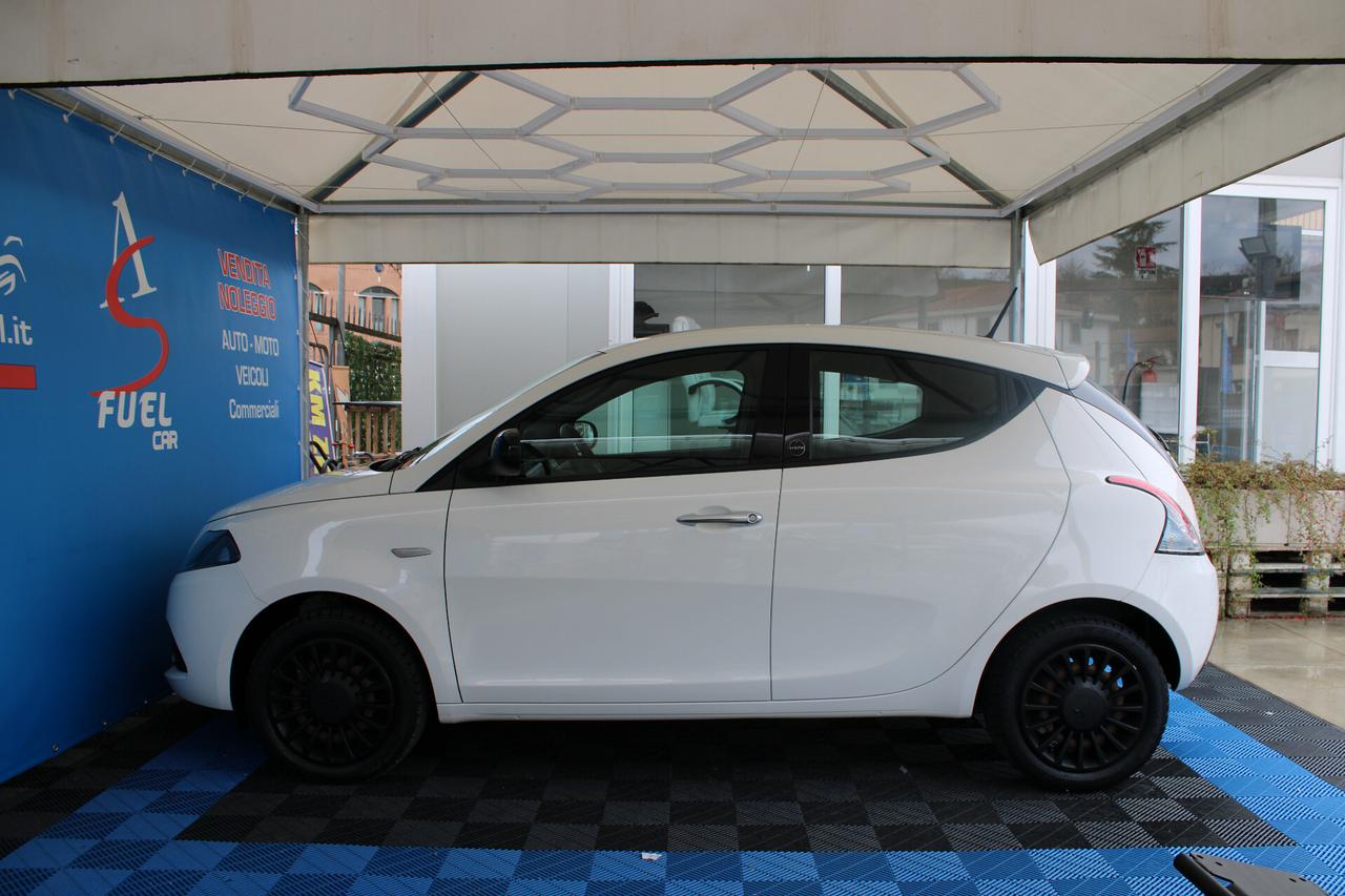 Lancia Ypsilon 1.0 FireFly 5 porte S&S Hybrid Ecochic Silver