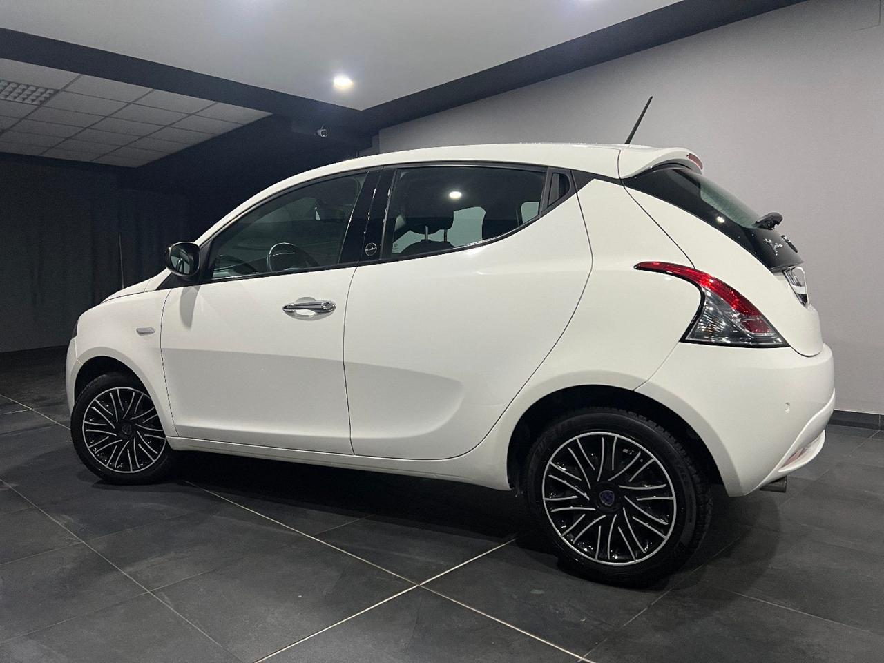 Lancia Ypsilon 1.0 FireFly 5 porte S&S Hybrid Ecochic Gold