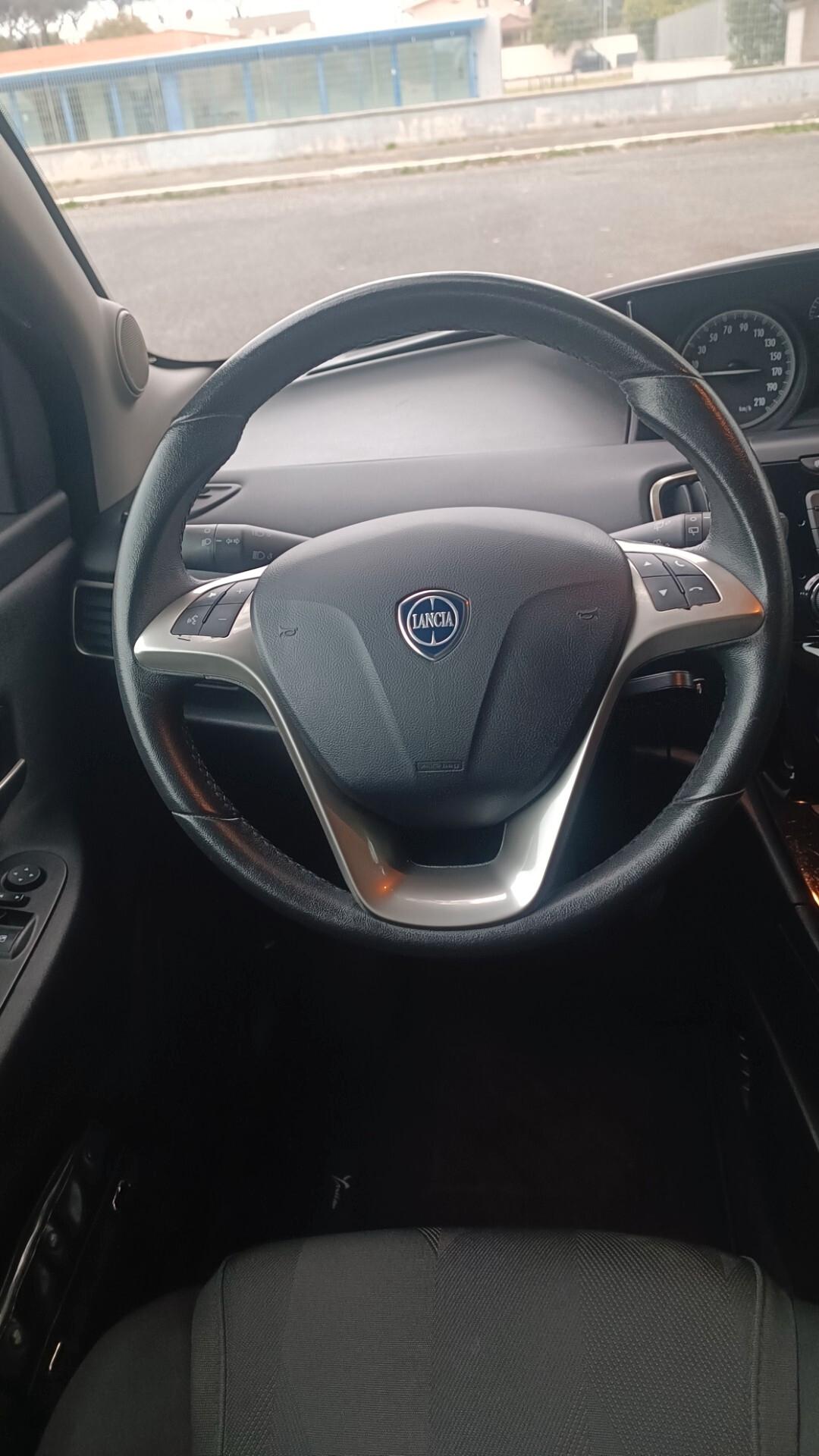 Lancia Ypsilon 1.0 FireFly 5 porte S&S Hybrid Ecochic Gold